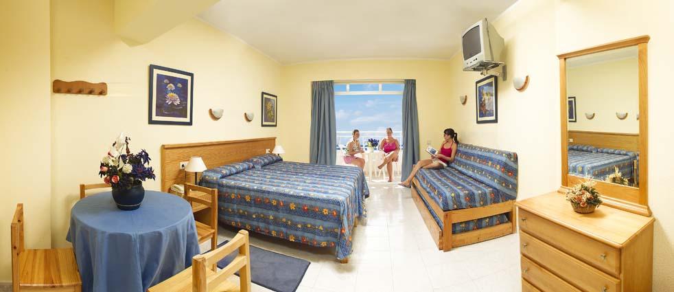 Aparthotel Catalina Sant Antoni de Portmany Oda fotoğraf